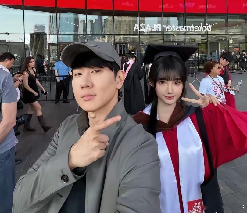 林俊杰女朋友七七今天毕业，他本人现身毕业典礼，还大方的晒出九宫格，说的是家人。他