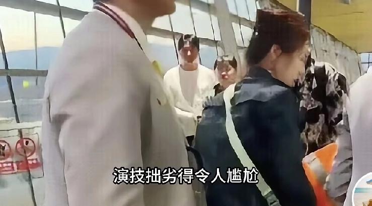 昆明机场撒泼事件：当众撒野的成年人，该给孩子做什么榜样？2026年4月17日上