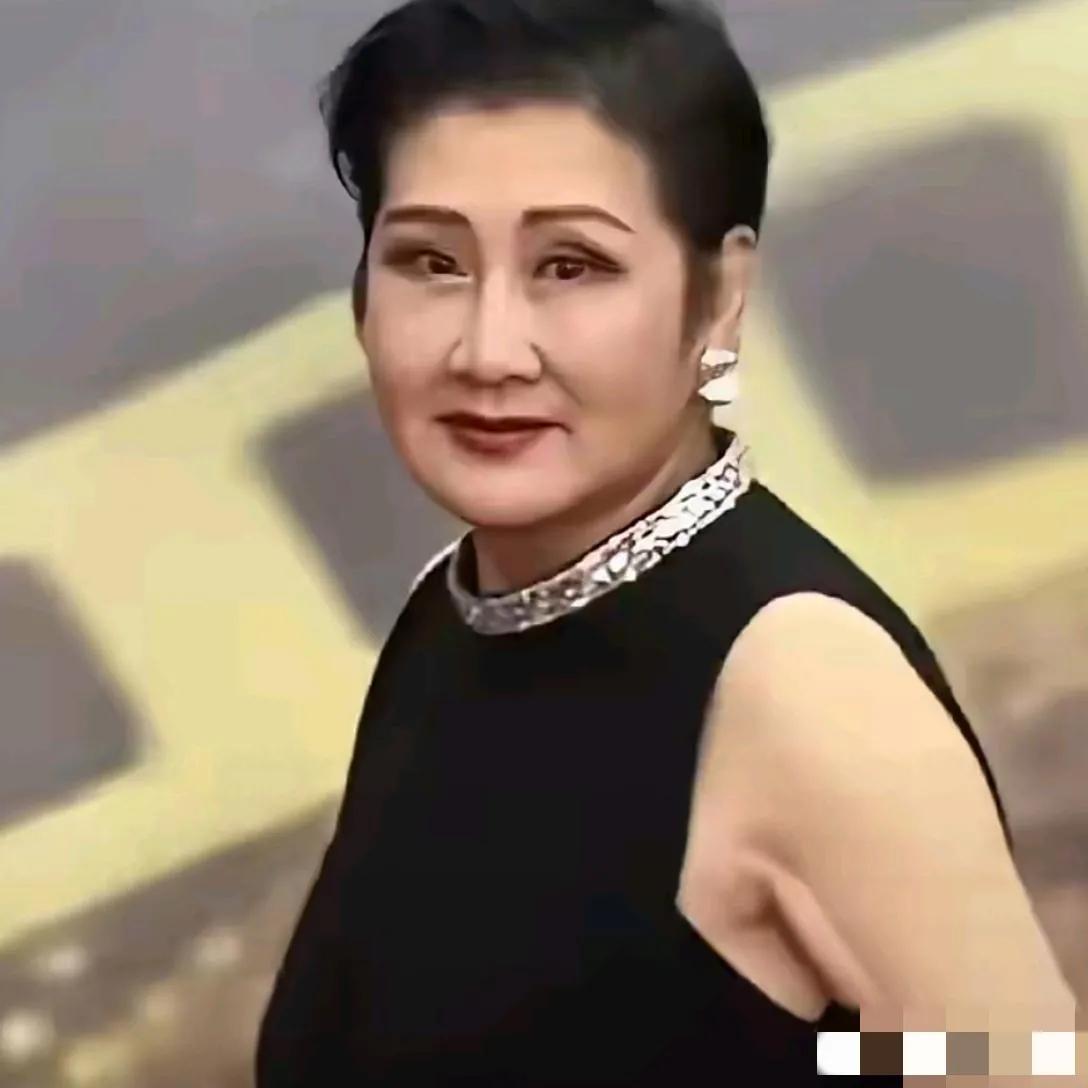 哇哦，镜头中的张凯丽浓眉大眼，宽盘大脸，发型中性，眼睛身陷，胳膊处皮肤松弛，皱纹