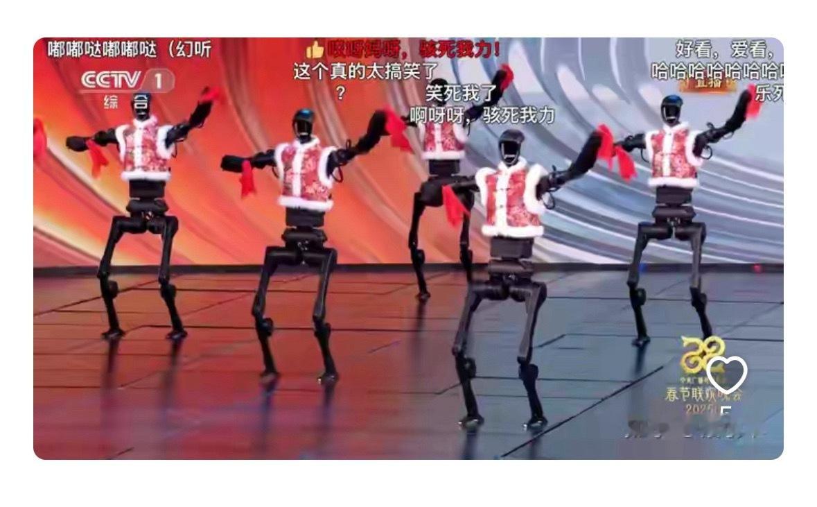 春晚去年的宇树机器人还只能颤颤巍巍的扔个手帕，今年已经舞刀弄棒和人掰头双截棍了