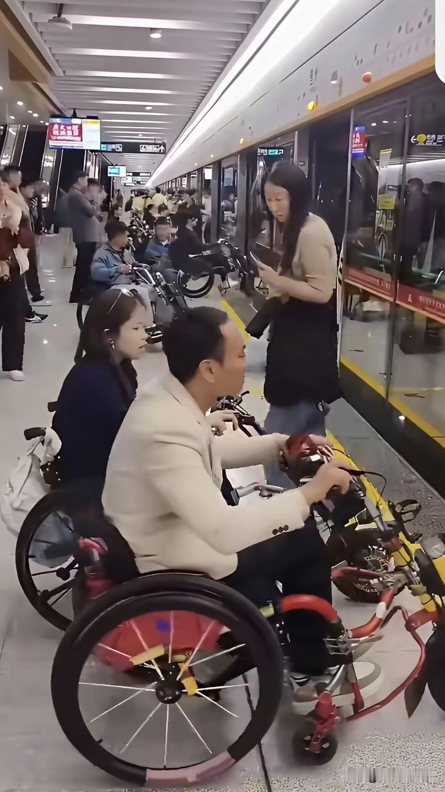广州地铁站里，出现了多位骑着电动轮椅的年轻人，他们的身上都贴着康复医院的标签。