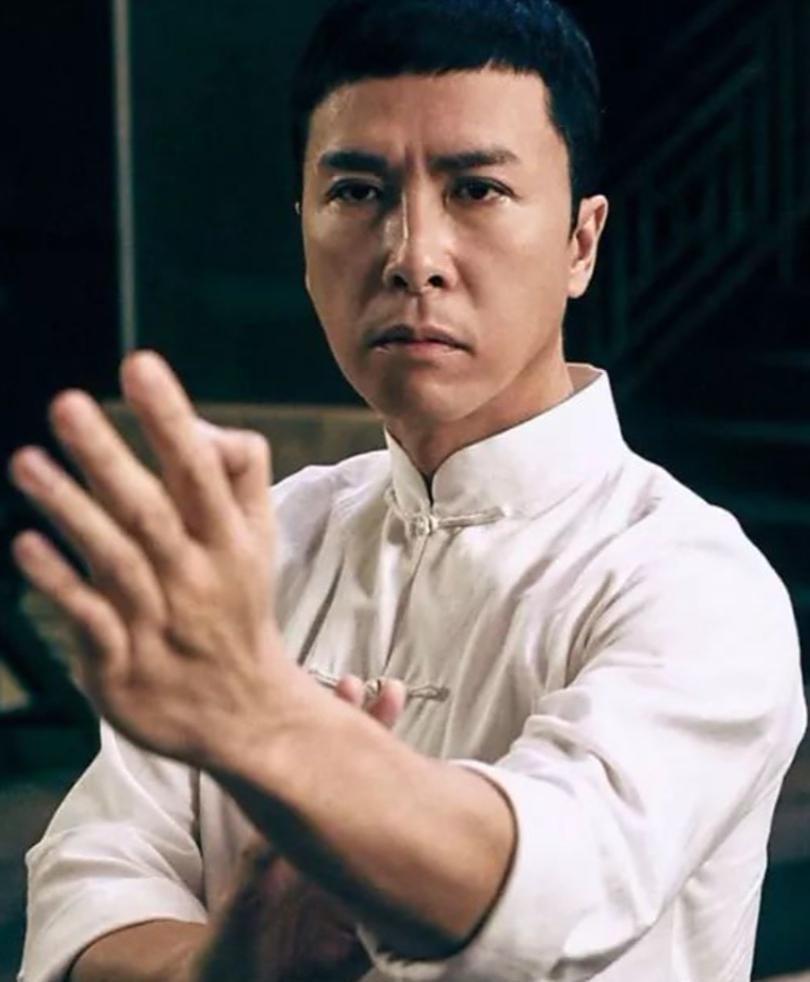 李连杰开价1亿，成龙要3000万分红。黄百鸣兜里只有4000万预算，要拍《叶问