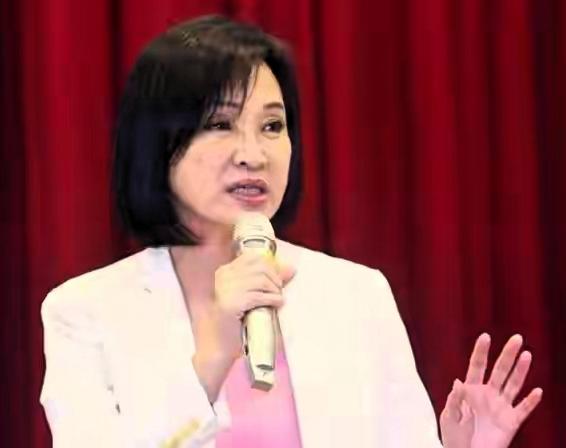 豪雨淹水冲开选战格局！柯志恩涉水勘灾，公众形象彻底扭转，高雄选情持续升温前