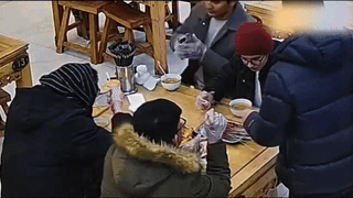 4位印度留学生点了30串肉串，老板好心多送一串，结果印度人非说只有23串，老板为