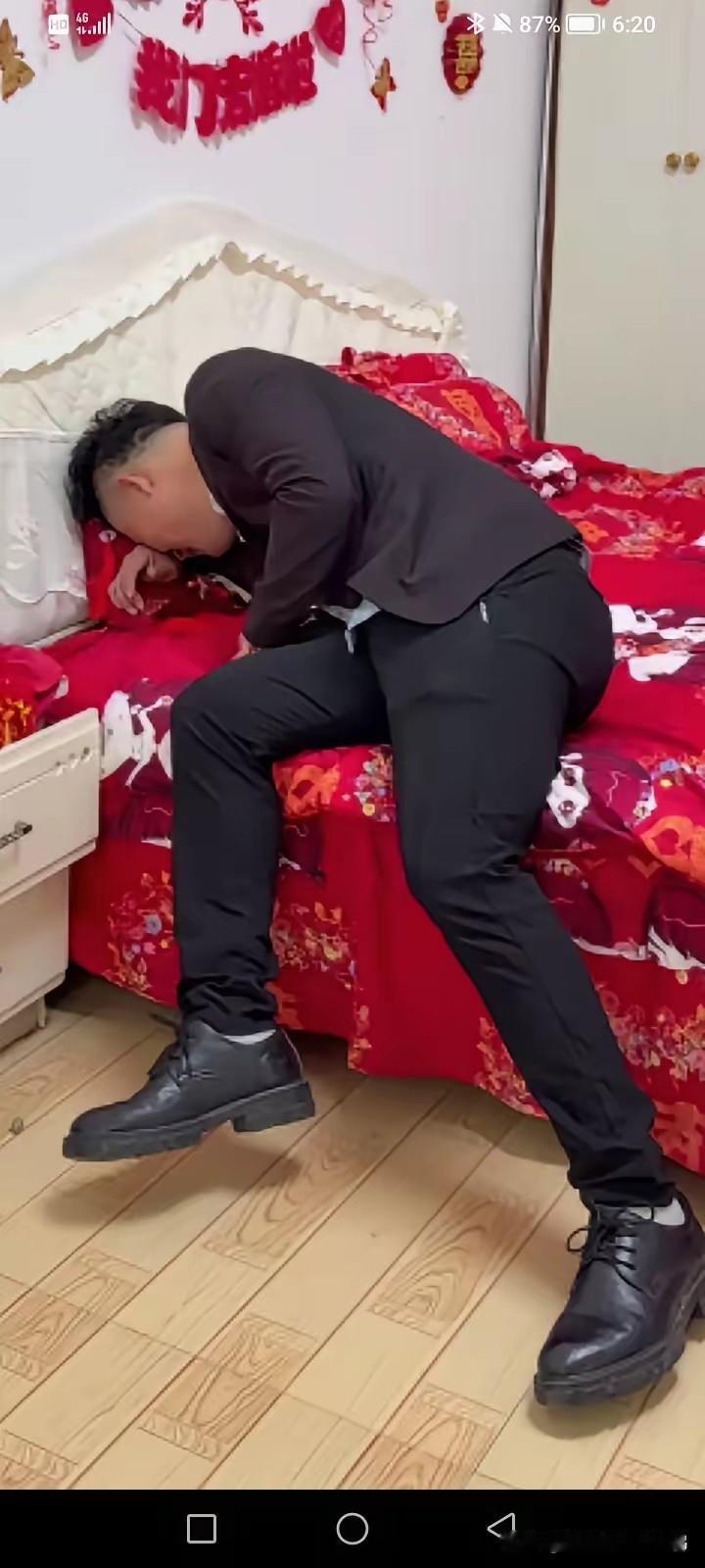 一大早崩溃。结婚当天，新娘和前男友竟然偷偷跑了，这也太过分了吧？连娘家人都不知