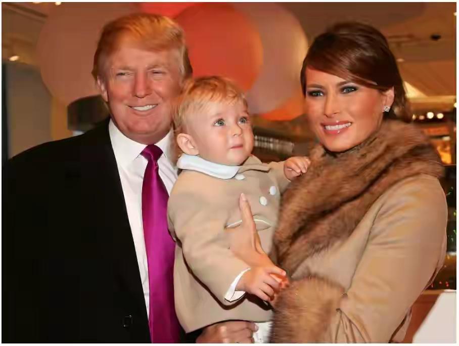 当母亲是幸福的，梅拉尼娅也一样，那年手抱儿子的她两眼都是幸福的光。如今巴伦长得好