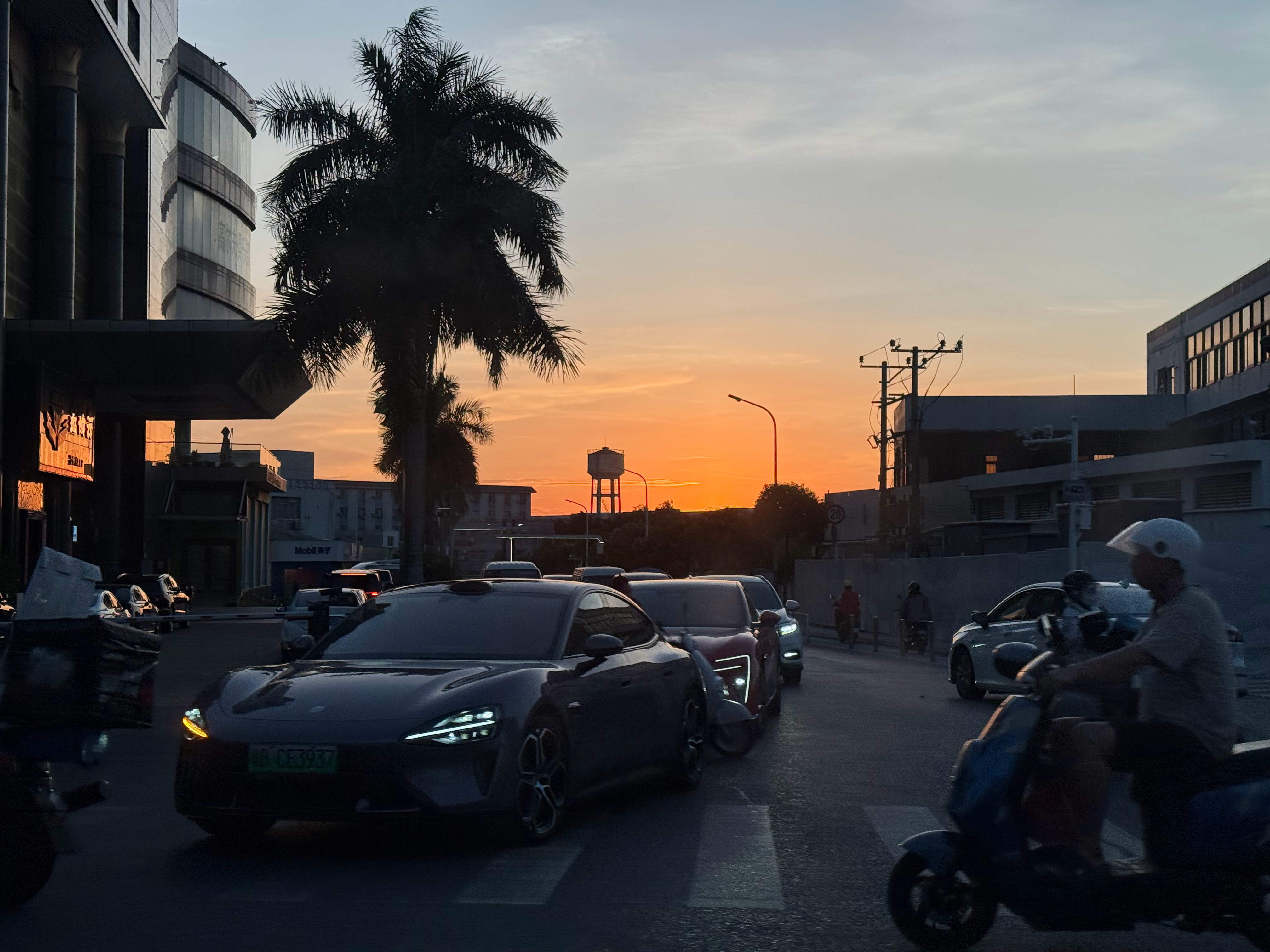 今天的夕阳不错，晚霞行千里​​​
