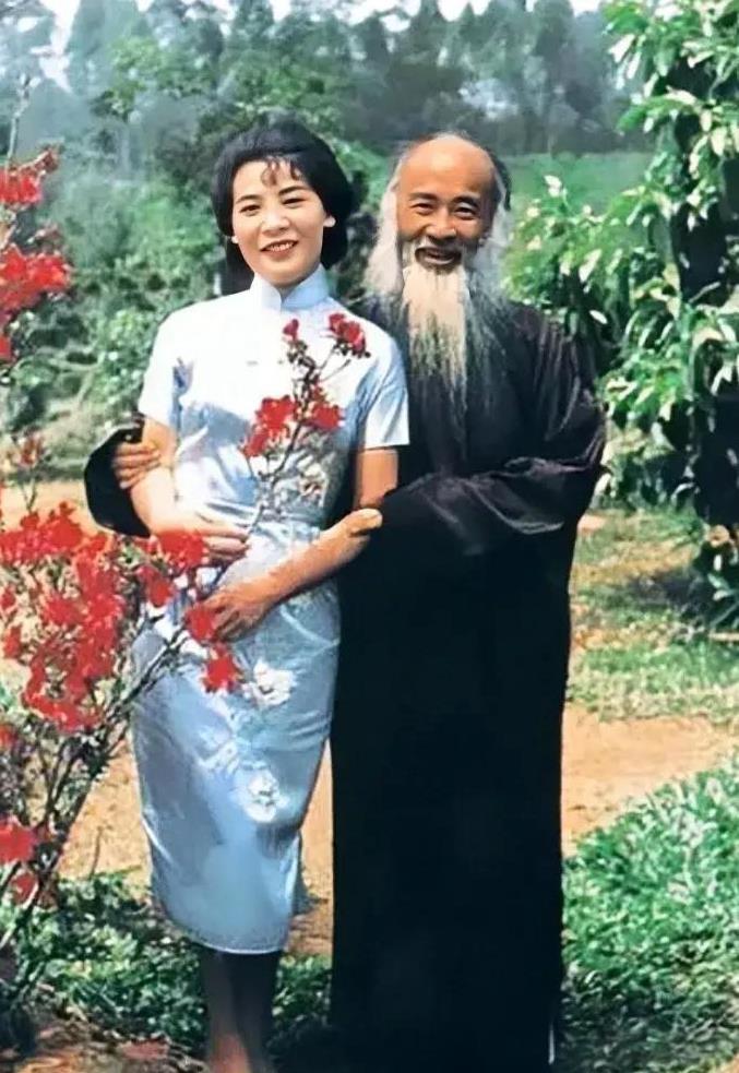 50年代，张大千和四姨太徐雯波的合影照片，两人相差30岁，张大千对徐雯波也是非常