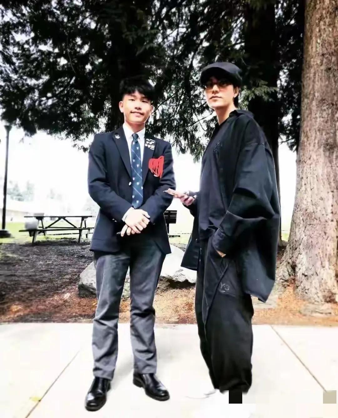 陈坤的儿子陈尊佑要大学毕业了，据传闻，马上要进入娱乐圈？父子两人在社交媒体上