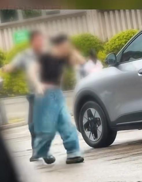 女司机踹保安被扇耳光这事儿，真是谁冲动谁被动。事发时正值晚高峰，女司机违规停车在