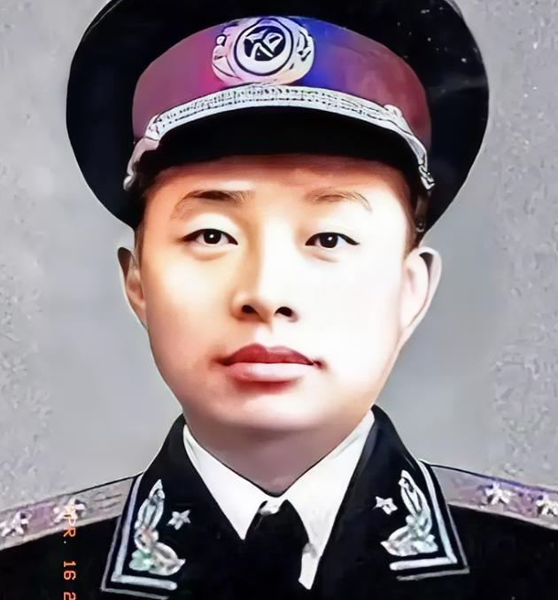 1955年授衔那天，38岁的刘西元站在将官队伍里，脸蛋白净，戴着细框眼镜，像个刚