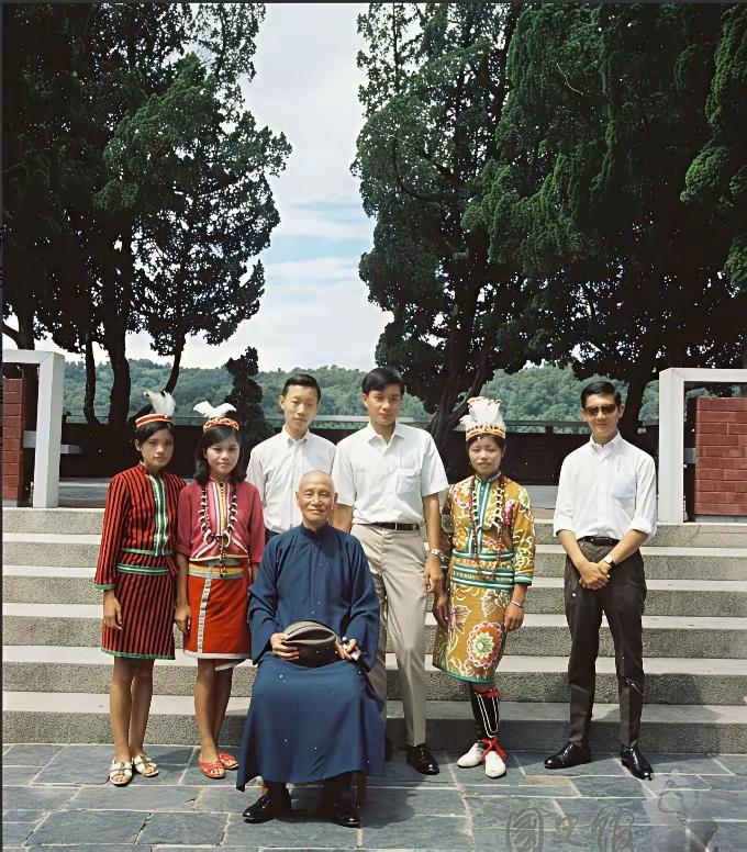 台湾的蒋介石老年之后，把手中权利逐步交给儿子蒋经国管理政务。蒋介石喜欢出游欣