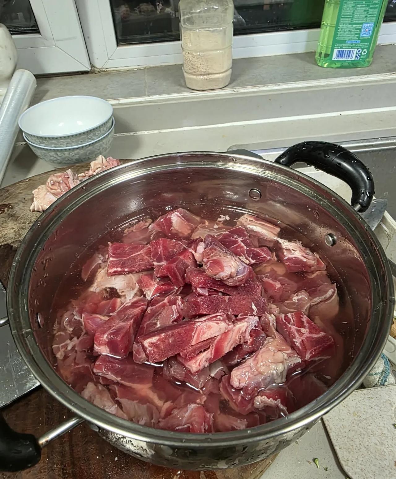 大半夜煮牛肉，发生危险一幕……今天外孙两次提到牛肉，本想去超市买新鲜的，但超市