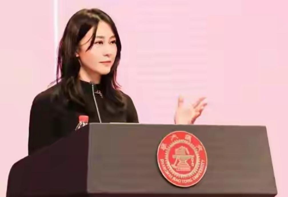 不受爱泼斯坦邮件曝光影响，金刻羽现身第二十五届中国经济学年会，依旧光彩照人。