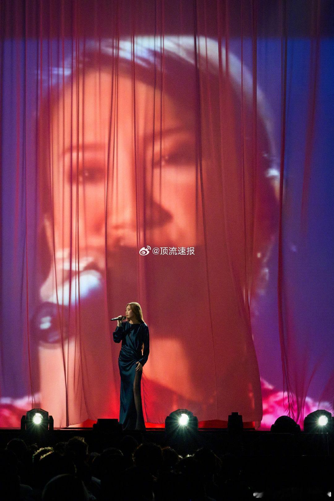 舞台感染力超强，黑丝造型美到移不开眼