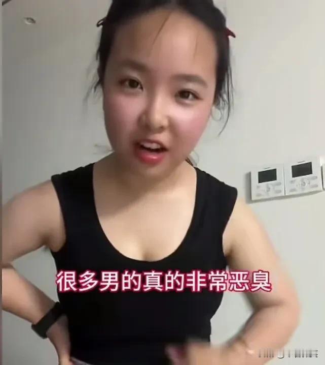 女孩说：“我发现现在的男的，不！很多男的真的非常恶臭！”原因是，女孩跑步时，