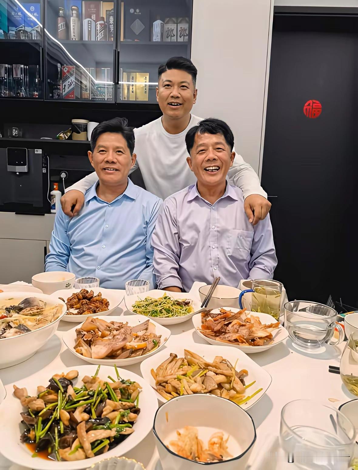 南北差异也太大了，虽然长得很像，但是一眼就看出哪个在南方长大，哪个在山东。南方