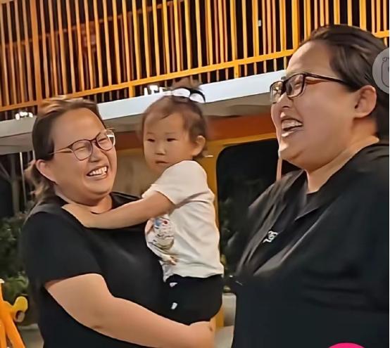 “彻底解释不清了！”河北保定，2岁萌娃在小区玩耍，突然对一位女士喊“妈妈”，结果