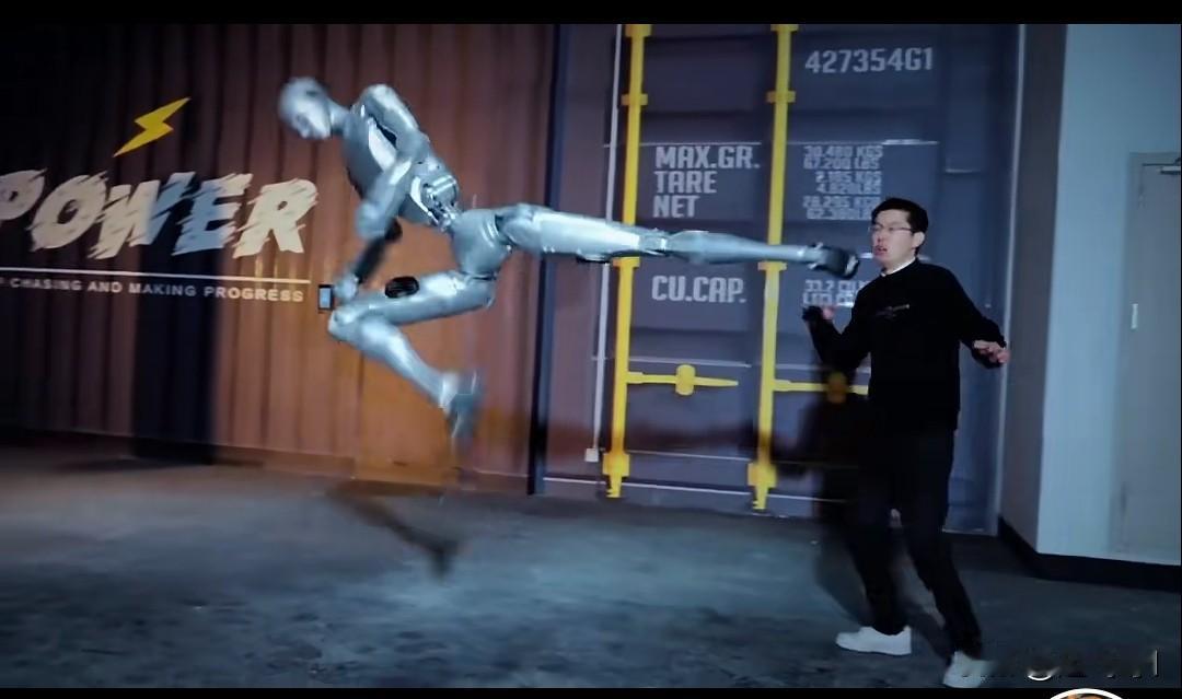 我的天呢，你知道宇树H2人体机器人有多猛吗？少林寺武术散打全套，一个飞脚侧身踹
