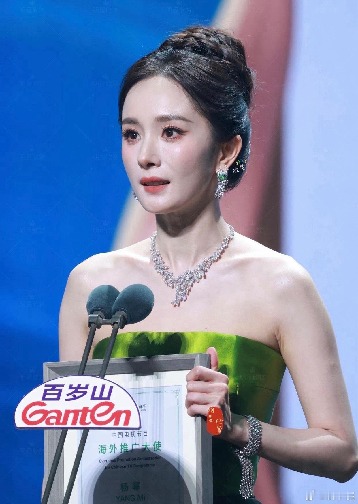 1.杨幂现阶段高端时尚资源并不占优势，长久以来顶奢品牌合作待遇平平，今年处境更