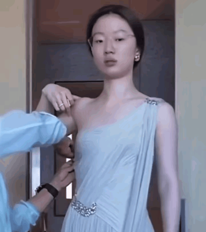 我怎么觉得单依纯不化妆倒好看了，年轻了至少5岁，而且嘴也不那么大了，嘴唇也不那么
