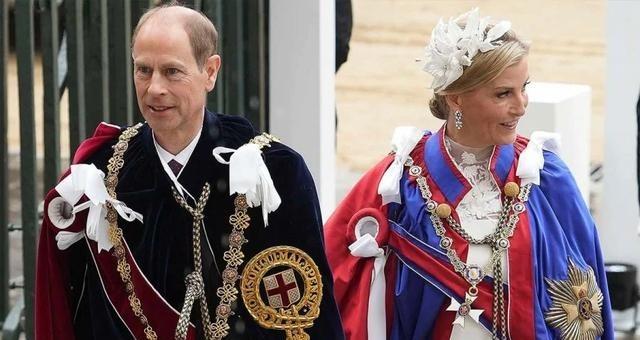 英王室再爆惊天丑闻？最“干净”的爱德华苏菲夫妇，竟和淫乱安德鲁干出同一件事！一向