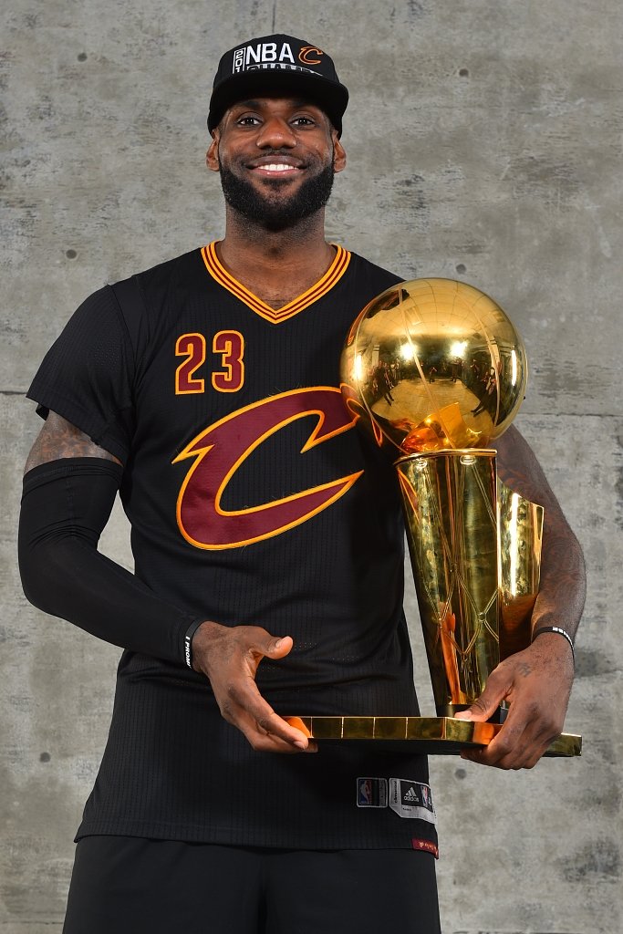 NBA记者SamQuinn：我认为球员应该只有一座雕像（一支球队立雕像）。雕像