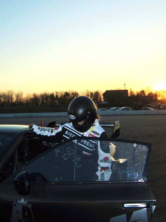 白鹿发财发色赛车服look，白鹿拽酷赛车手，谁懂这个酷飒赛车手白鹿的帅感呢，请我