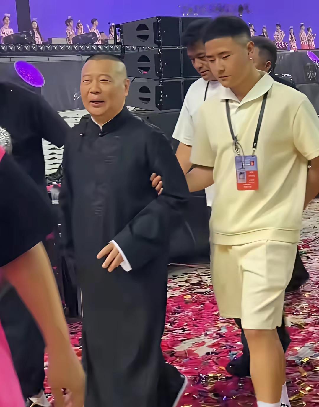 近日，著名相声表演艺术家在直播的时候聊起郭德纲近期出席活动，全程都要人搀扶着走路