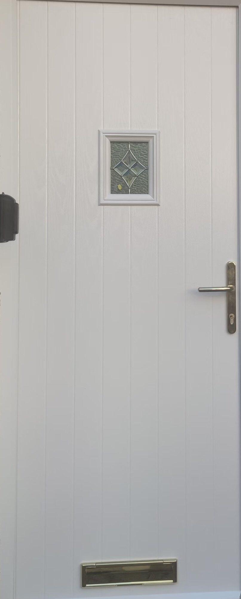 一个在英国的中国留学生分享，他想给房子大门换个复合门，但英国销售商给他报价547