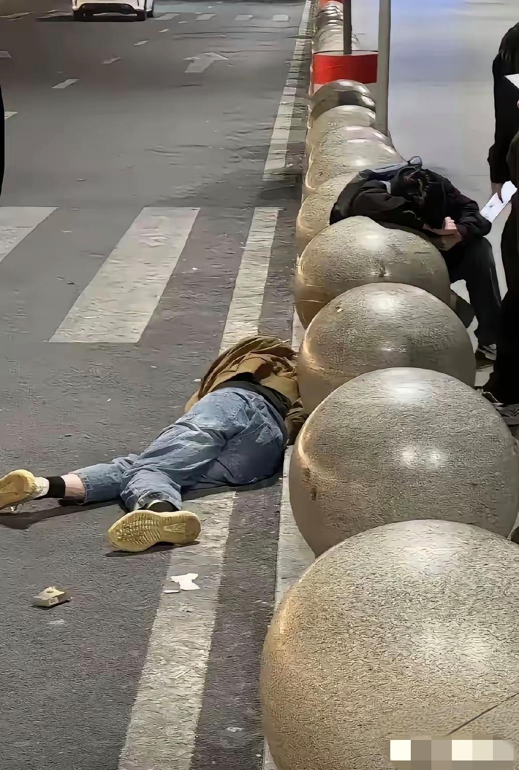 商丘28岁的小伙酒后给31岁女上司发了条“再扣工资就娶你”搁以前，这叫职场大忌