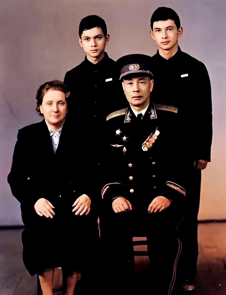 一张老照片，拍摄于上世纪五十年代的哈尔滨，这才是他们一家四口的真实貌相，绝非演员