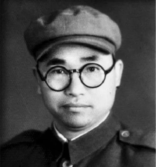 1939年，八路军炮兵团长左叶盛怒之下，突然对着特派员开枪，事后被押到延安受审，