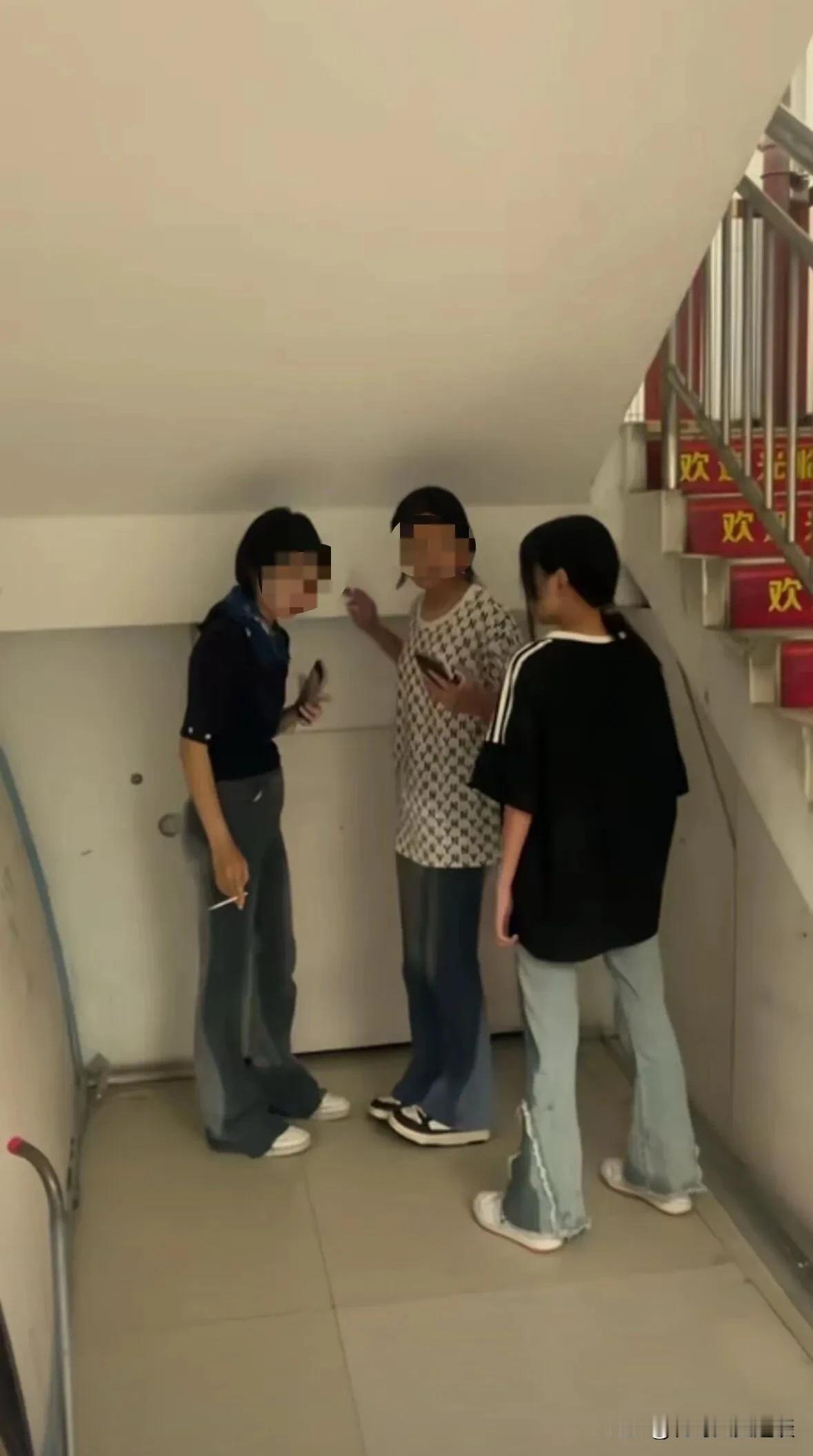 现在的初中女生真是了不得呀，天呐，太吓人了。教学楼的楼梯下角落里🈶几个女生偷偷