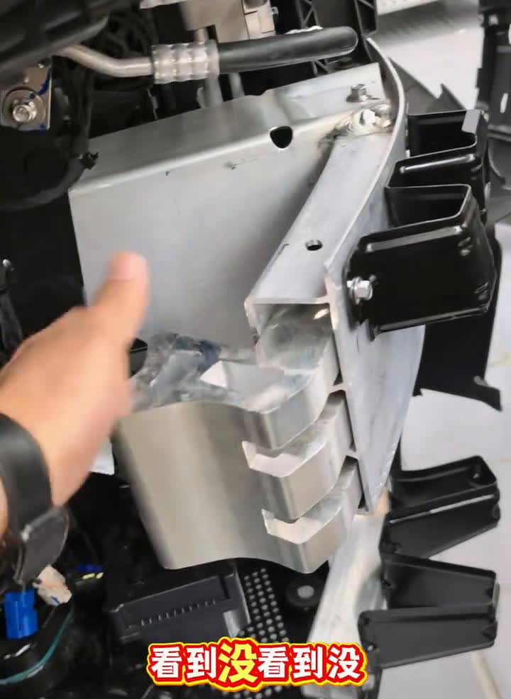 赛力斯求求你偷工减料吧，问界M8防撞梁用料太狠了。给大家看看问界M8的前防撞