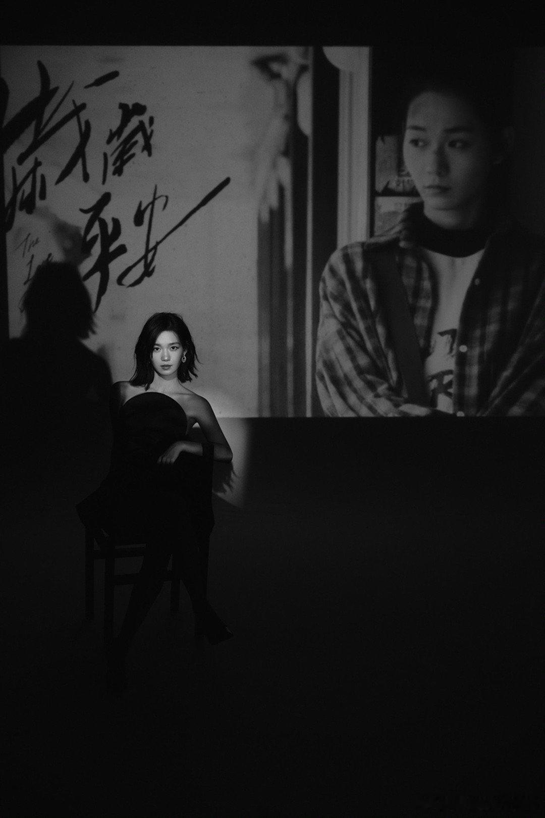 甜酷平衡天花板！黑色蝴蝶结短裙利落精致，露肤度恰到好处，电影女主既视感～