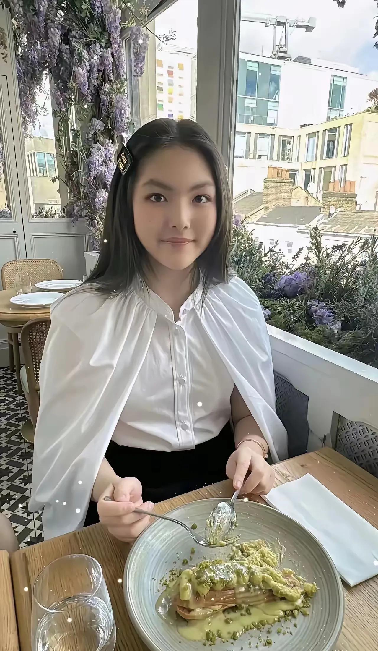 王诗龄再次获得Benenden艺术奖，李湘在社交媒体上发文祝贺。‌王诗龄