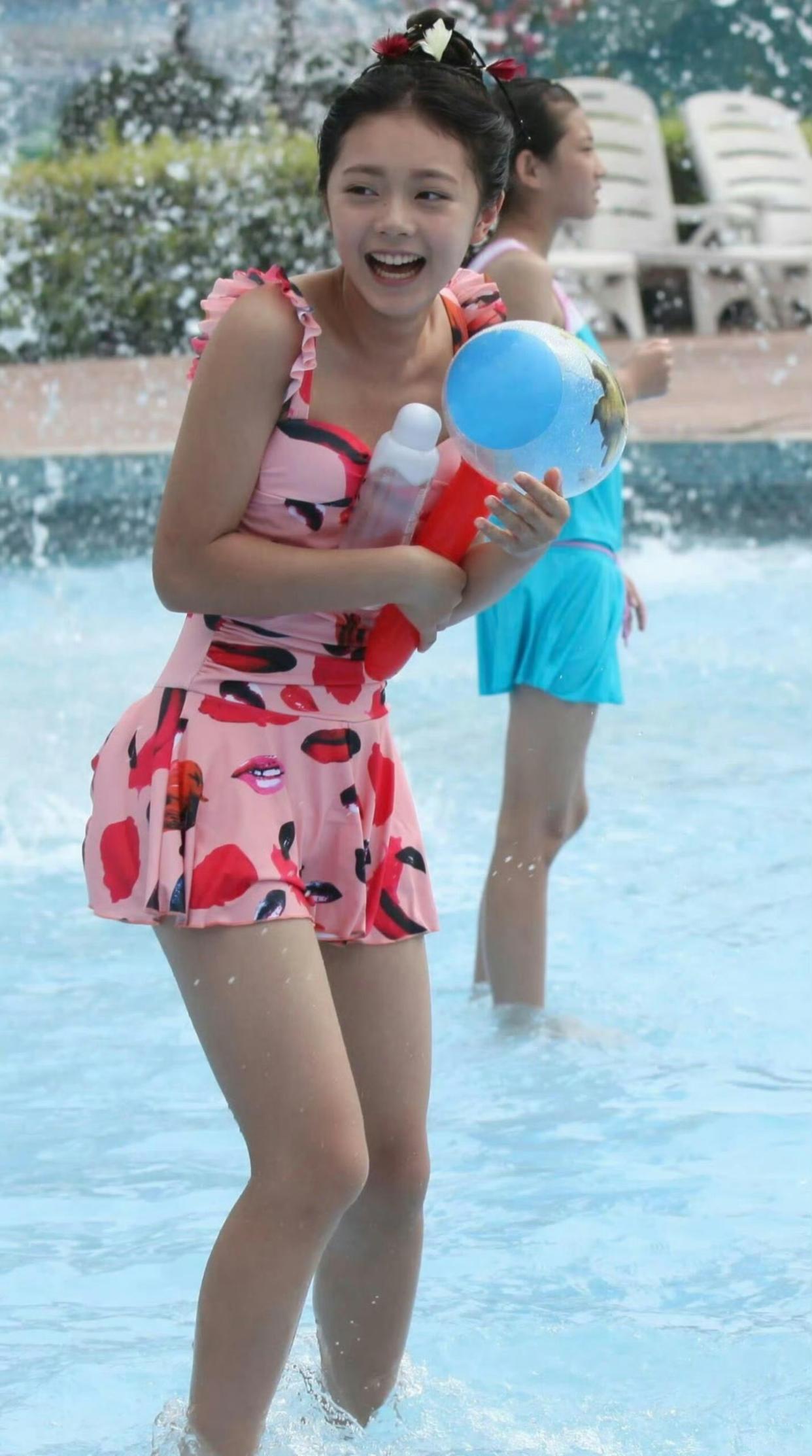 初中时的赵今麦，小孩味好浓