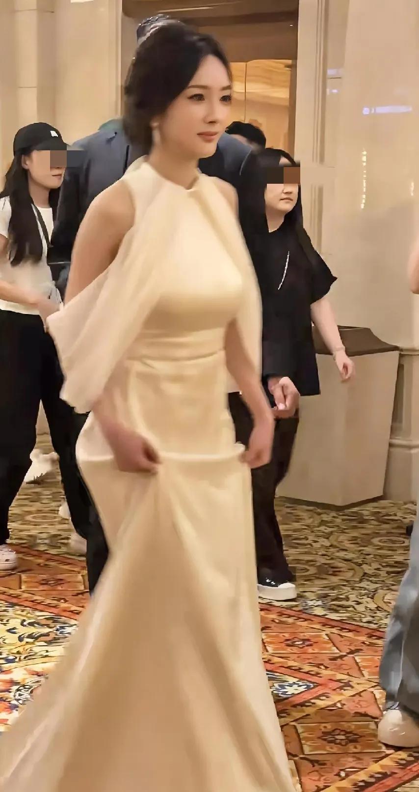 这才是杨幂的真实身材，奶香奶香的！她轻轻走过，空气中都弥漫着一阵香气。轻奢