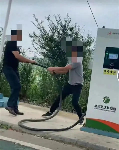 又看到有人在讨论，高速服务区充电桩到底能不能给混动车设立专属充电位与其混动车充电
