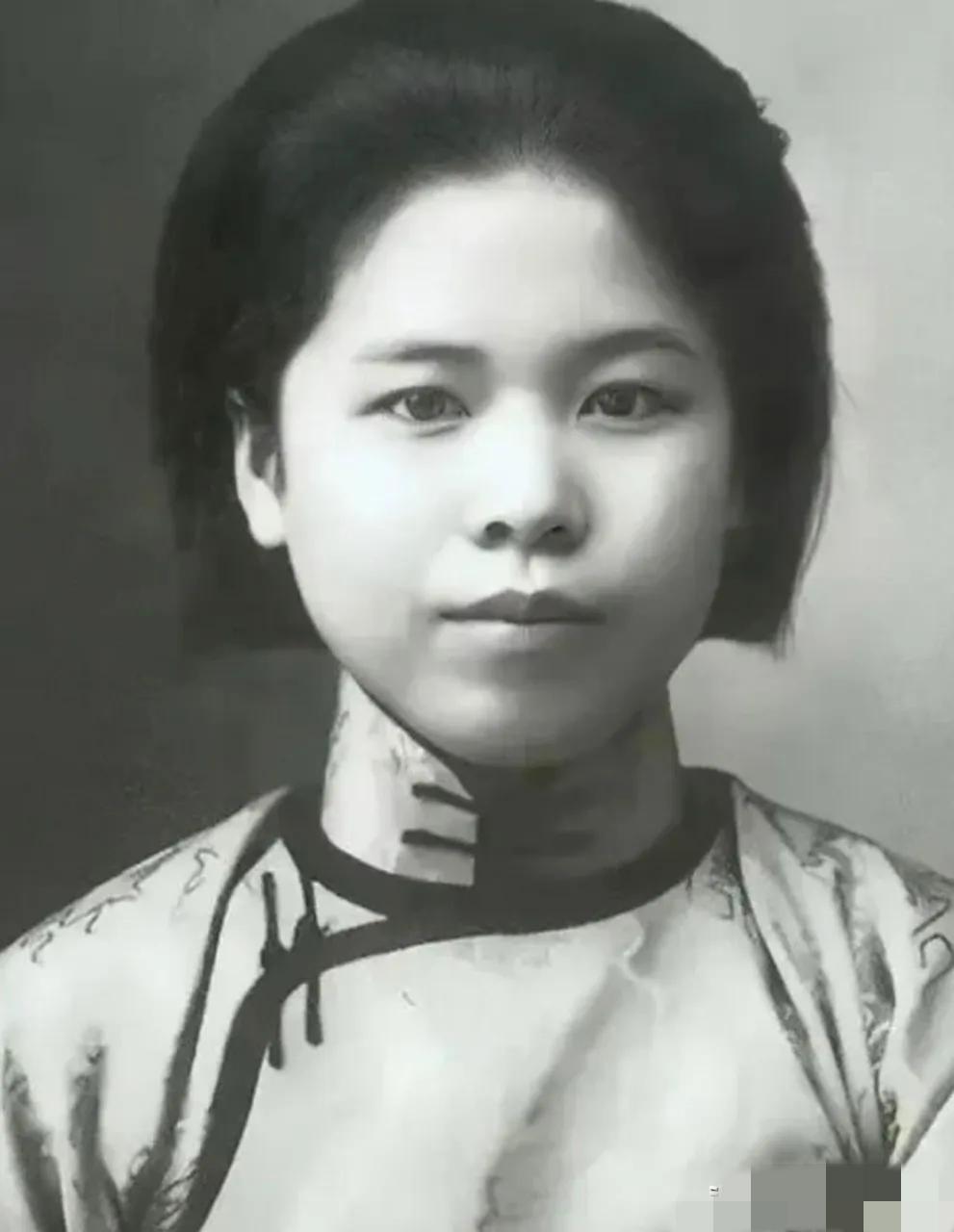 1947年，特务们将杨虎城的夫人谢葆真牢牢捆住，脱下她的裤子后，用针头扎进她的大