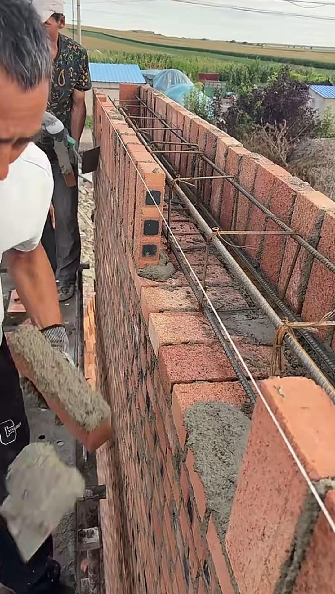 单砖立砌夹着梁筋，这是打算拿砖块当模板用吗？两侧用单砖立起砌筑，中间摆放绑扎妥