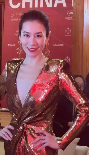 近日温峥嵘现身戛纳，她这回搭配了一身金色的裙子，看上去光彩照人。她的身材保持