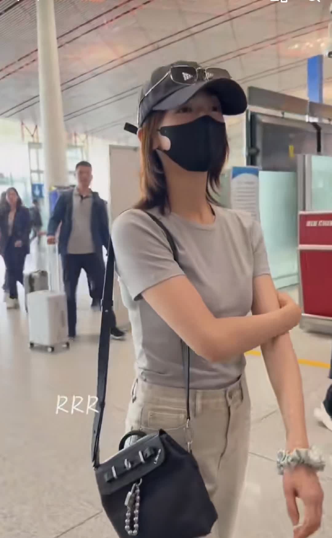 吴谨言现身机场，出发上海参加产后首个活动，穿紧身衣一点小肚子都看不出来，这个状态