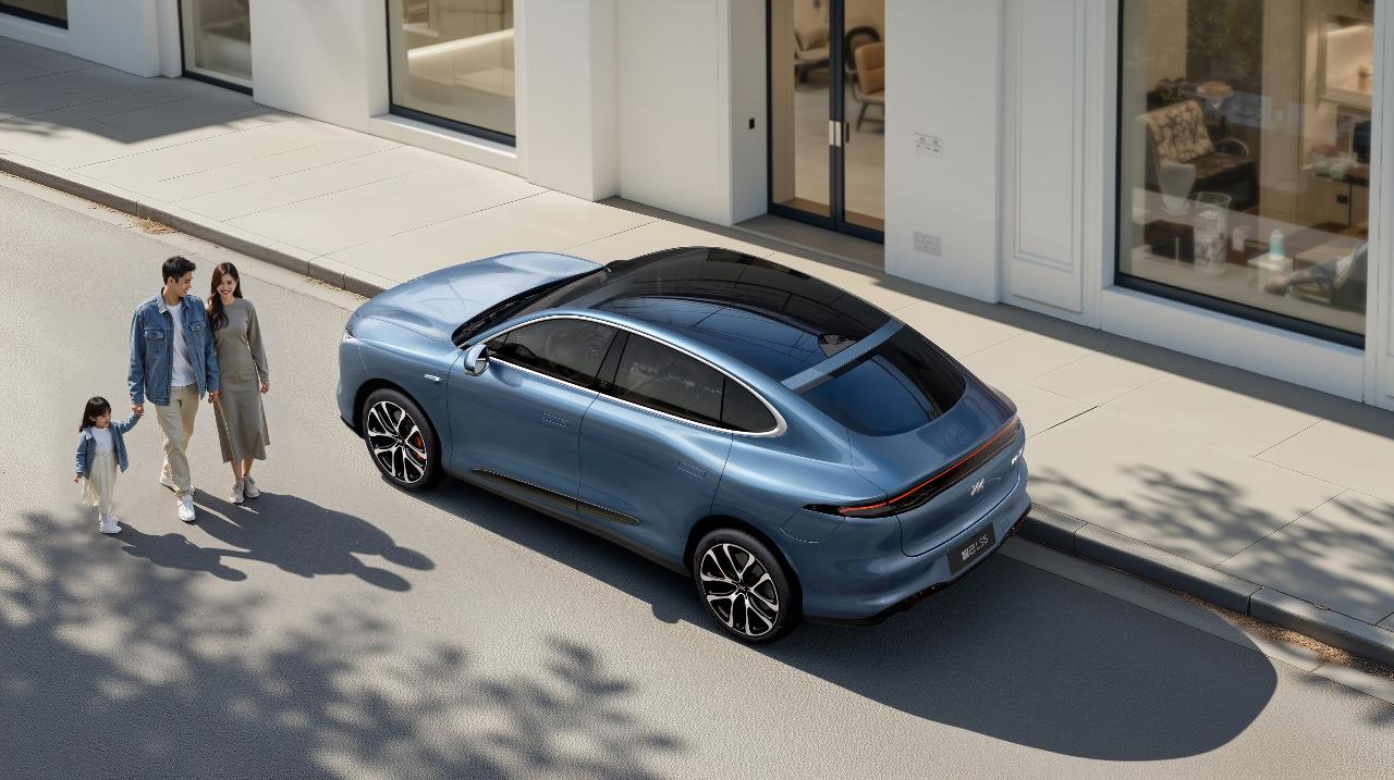 品鉴上汽旗舰大六座智己LS9同台展出的新一代智己LS6，以“同级唯一800V大电