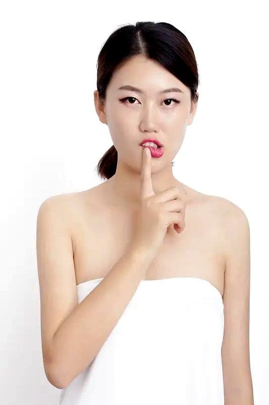 你有没有想过，夫妻之间太熟了，反而会撞上这种让人脚趾抠地的社死现场？我老公前几