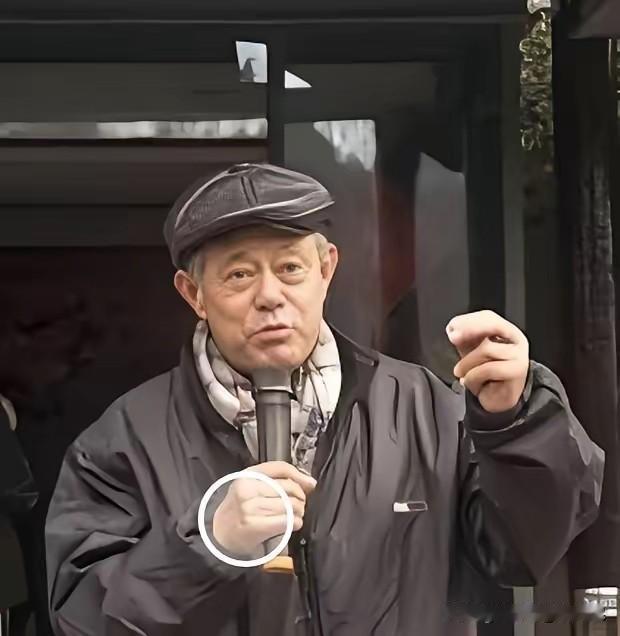 别把火力全集中在徐湖平身上，这锅让他一个人背，太沉。仔细翻翻那本“借物账单”