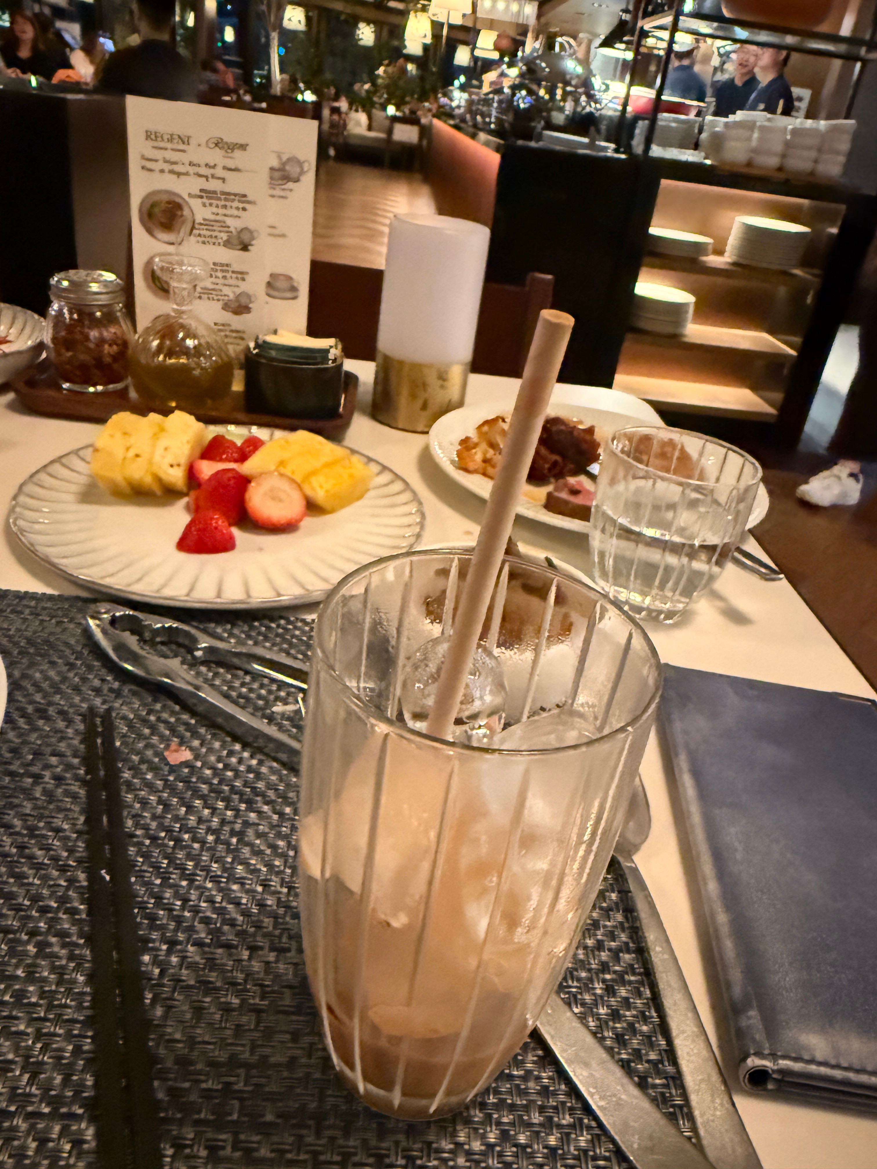 来吃自助餐抱着要吃回本的心态来的结果喝了两杯奶茶就撑了！[捂脸哭][捂脸哭][允悲
