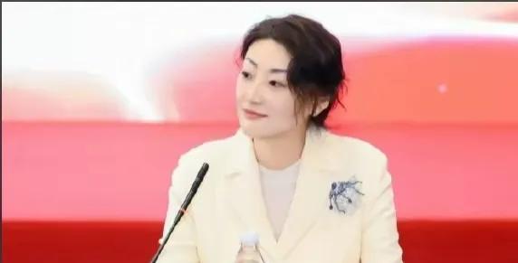 宗馥莉以为是顺风顺水独女的人生赢家剧本，原来是孤身一人披荆斩棘的剧本。14岁