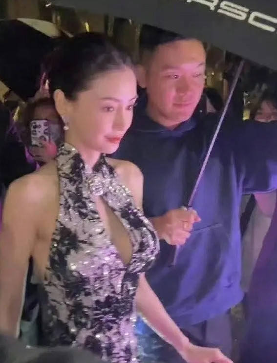 路人拍到杨颖，这次有点不一样。